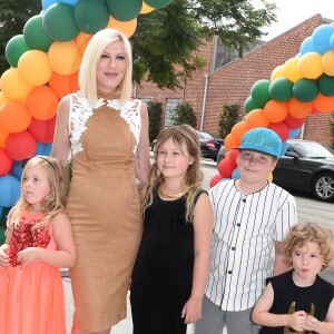 Tori Spelling et ses enfants : Stella Doreen McDermott, Hattie Margaret McDermott, Liam Aaron McDermott, Finn Davey McDermott - Levée de fonds pour la Elizabeth Glaser Pediatric AIDS Foundation's A Time For Heroes aux Smashbox Studios de Los Angeles, le 23 octobre 2016