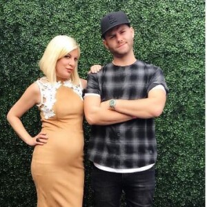 Tori Spelling et son ami styliste Seth Chernoff - Levée de fonds pour la Elizabeth Glaser Pediatric AIDS Foundation's A Time For Heroes aux Smashbox Studios de Los Angeles, le 23 octobre 2016