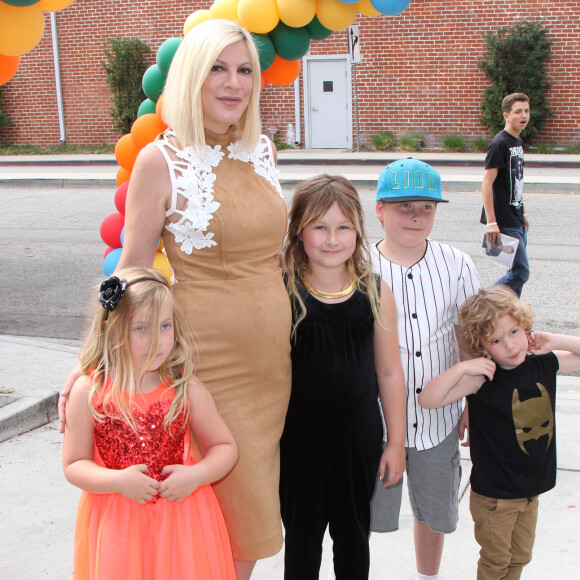 Tori Spelling et ses enfants - Levée de fonds pour la Elizabeth Glaser Pediatric AIDS Foundation's A Time For Heroes aux Smashbox Studios de Los Angeles, le 23 octobre 2016
