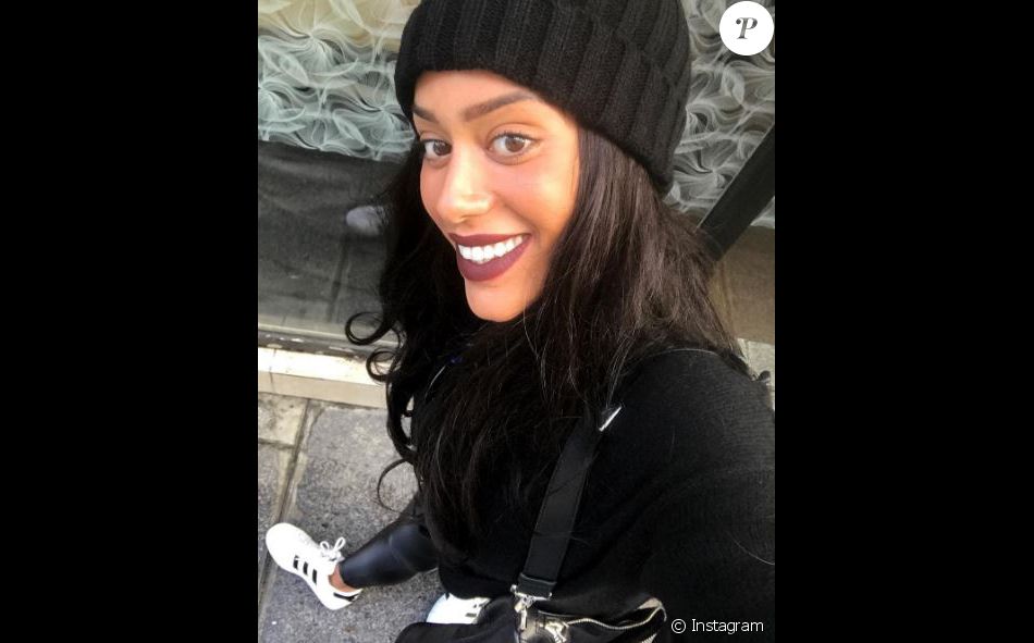 Amel Bent en  mode  selfie  sur Instagram le 22 octobre 2022 