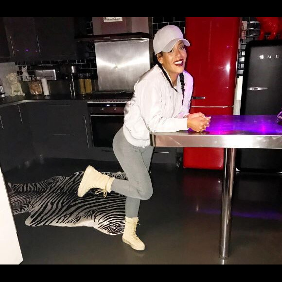 Amel Bent prend la pose sur Instagram le 23 octobre 2016
