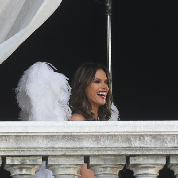 Alessandra Ambrosio sur le tournage de la nouvelle campagne de la marque de lingerie "Victoria's Secret" réalisée par Michael Bay à l'Opéra à Paris le 20 Août 2016.