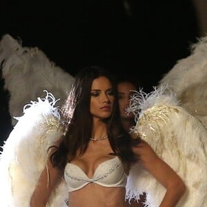 Adriana Lima participe au shooting avec les anges de Victoria's Secret, place de la Concorde et sur le pont Alexandre III a Paris, le 18 septembre 2013.