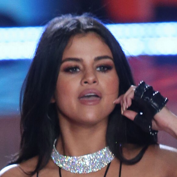 Selena Gomez au défilé de mode de Victoria's Secret à Lexington Avenue Armory à New York, le 10 novembre 2015.