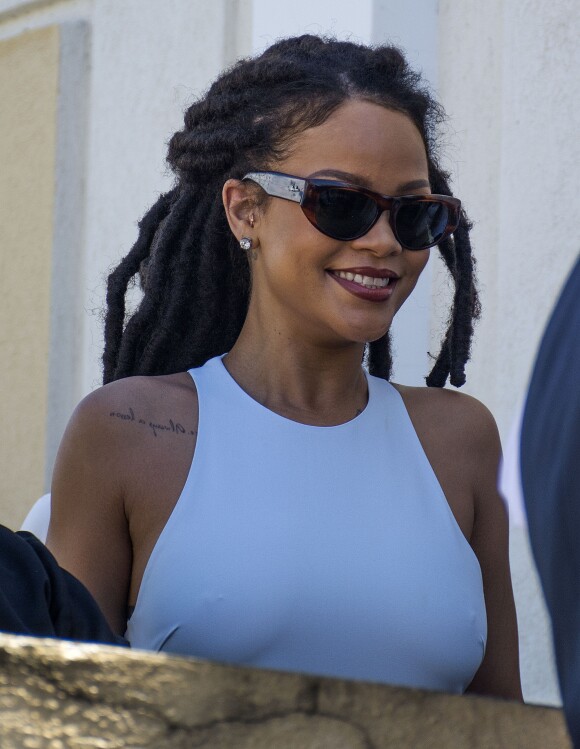 Rihanna assiste au baptême de son neveu Nicoli Carter dans une église de la Barbade le 9 octobre 2016.