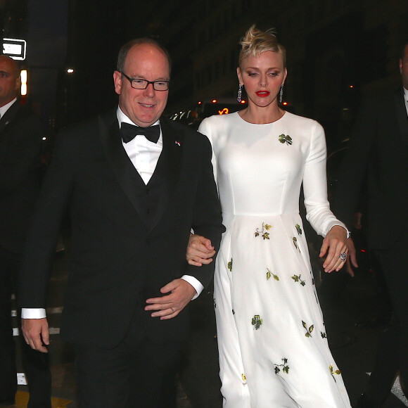 Le prince Albert II de Monaco et la princesse Charlene de Monaco à leur arrivée au Cipriani 25 Broadway pour le gala des Princess Grace Awards 2016, le 24 octobre 2016 à New York. La chorégraphe Camille A. Brown, le comédien Leslie Odom Jr. et l'actrice, chanteuse et productrice Queen Latifah ont notamment été primés.