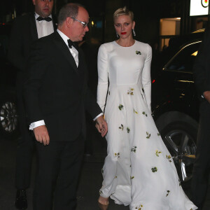 Le prince Albert II de Monaco et la princesse Charlene de Monaco à leur arrivée au Cipriani 25 Broadway pour le gala des Princess Grace Awards 2016, le 24 octobre 2016 à New York. La chorégraphe Camille A. Brown, le comédien Leslie Odom Jr. et l'actrice, chanteuse et productrice Queen Latifah ont notamment été primés.