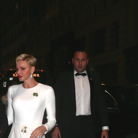 Le prince Albert II de Monaco et la princesse Charlene de Monaco à leur arrivée au Cipriani 25 Broadway pour le gala des Princess Grace Awards 2016, le 24 octobre 2016 à New York. La chorégraphe Camille A. Brown, le comédien Leslie Odom Jr. et l'actrice, chanteuse et productrice Queen Latifah ont notamment été primés.