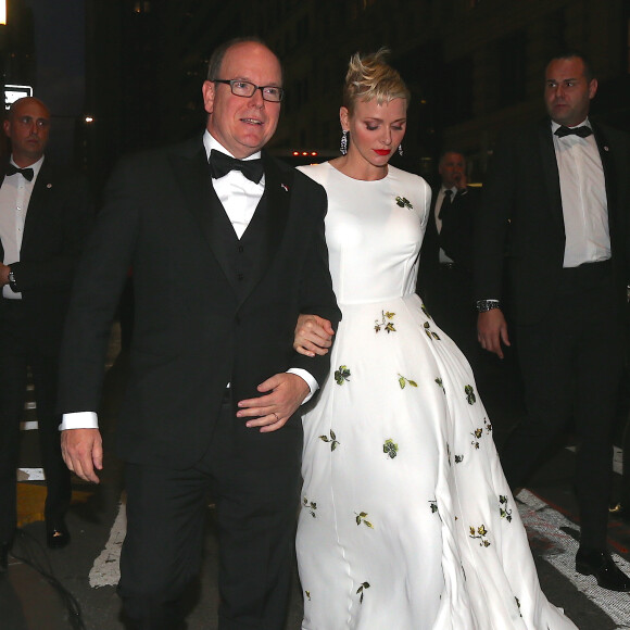 Le prince Albert II de Monaco et la princesse Charlene de Monaco à leur arrivée au Cipriani 25 Broadway pour le gala des Princess Grace Awards 2016, le 24 octobre 2016 à New York. La chorégraphe Camille A. Brown, le comédien Leslie Odom Jr. et l'actrice, chanteuse et productrice Queen Latifah ont notamment été primés.