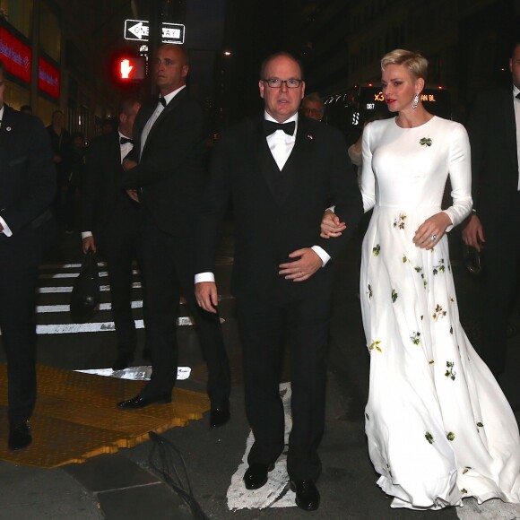 Le prince Albert II de Monaco et la princesse Charlene de Monaco à leur arrivée au Cipriani 25 Broadway pour le gala des Princess Grace Awards 2016, le 24 octobre 2016 à New York. La chorégraphe Camille A. Brown, le comédien Leslie Odom Jr. et l'actrice, chanteuse et productrice Queen Latifah ont notamment été primés.