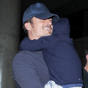 Orlando Bloom avec son fils Flynn et sa compagne Katy Perry arrivent à l'aéroport LAX de Los Angeles, Californie, Etats-Unis, le 9 août 2016.