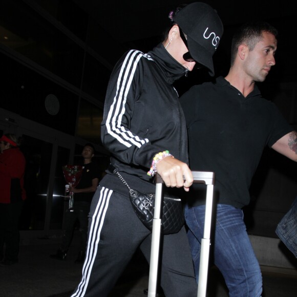 Orlando Bloom avec son fils Flynn et sa compagne Katy Perry arrivent à l'aéroport LAX de Los Angeles, Californie, Etats-Unis, le 9 août 2016.