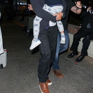 Orlando Bloom avec son fils Flynn et sa compagne Katy Perry arrivent à l'aéroport LAX de Los Angeles, Californie, Etats-Unis, le 9 août 2016.