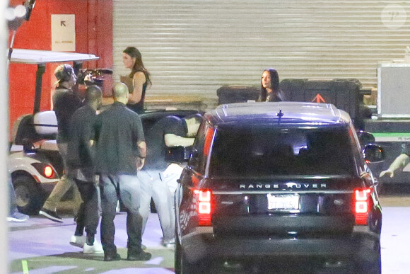 Kim Kardashian réapparaît lors du concert de son époux Kanye West, dans le cadre de la tournée Saint Pablo, à Inglewood (Californie), le 25 octobre 2016. C'est la première apparition officielle de la star de télé-réalité depuis son braquage à main armée survenu le 3 octobre à Paris. Pour l'occasion, les caméras de "L'incroyable famille Kardashian" étaient bien présentes pour filmer la famille.