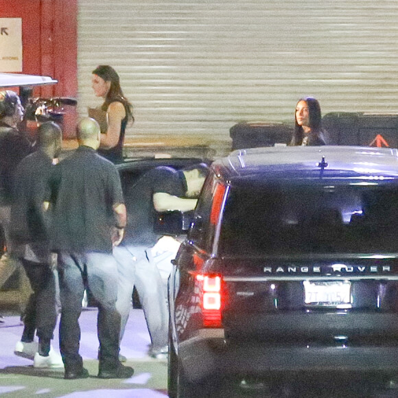 Kim Kardashian réapparaît lors du concert de son époux Kanye West, dans le cadre de la tournée Saint Pablo, à Inglewood (Californie), le 25 octobre 2016. C'est la première apparition officielle de la star de télé-réalité depuis son braquage à main armée survenu le 3 octobre à Paris. Pour l'occasion, les caméras de "L'incroyable famille Kardashian" étaient bien présentes pour filmer la famille.
