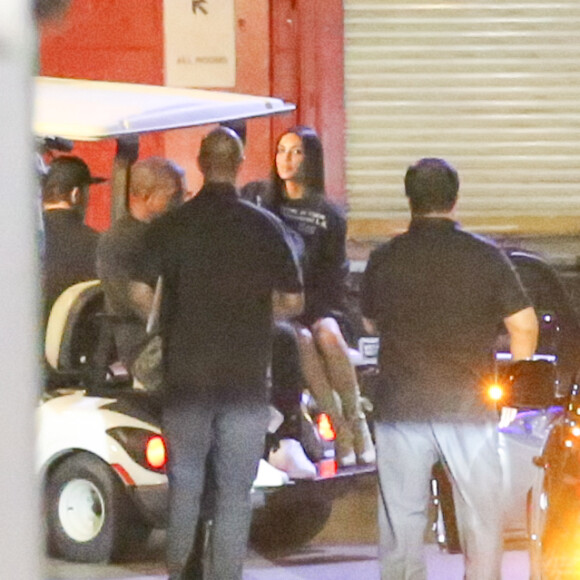 Kim Kardashian réapparaît lors du concert de son époux Kanye West, dans le cadre de la tournée Saint Pablo, à Inglewood (Californie), le 25 octobre 2016. C'est la première apparition officielle de la star de télé-réalité depuis son braquage à main armée survenu le 3 octobre à Paris. Pour l'occasion, les caméras de "L'incroyable famille Kardashian" étaient bien présentes pour filmer la famille.