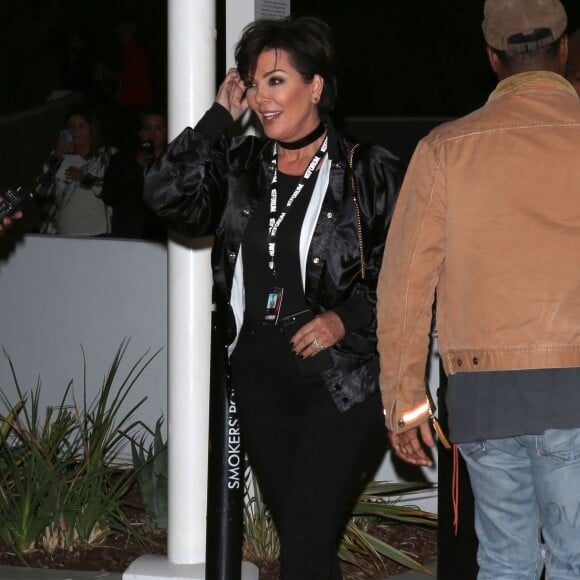 Kris Jenner et Corey Gamble arrivant au concert de Kanye West le 25 octobre 2016 à Inglewood, en Californie.