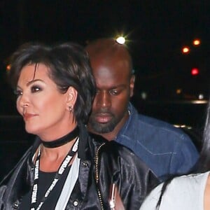 Kris Jenner et Corey Gamble arrivant au concert de Kanye West le 25 octobre 2016 à Inglewood, en Californie.