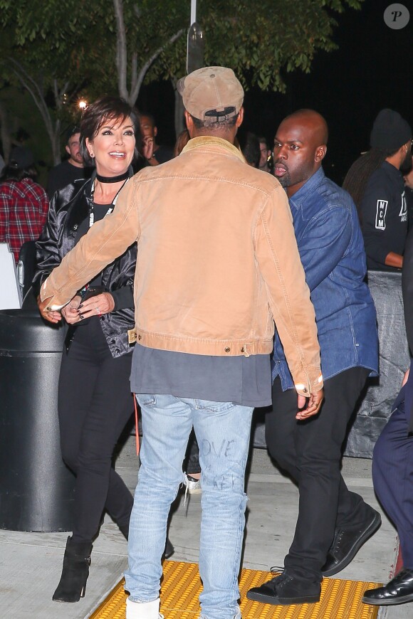 Kris Jenner et Corey Gamble arrivant au concert de Kanye West le 25 octobre 2016 à Inglewood, en Californie.