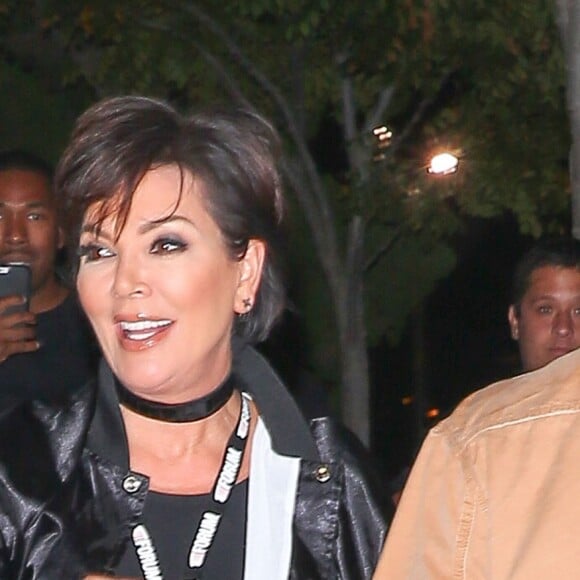 Kris Jenner et Corey Gamble arrivant au concert de Kanye West le 25 octobre 2016 à Inglewood, en Californie.