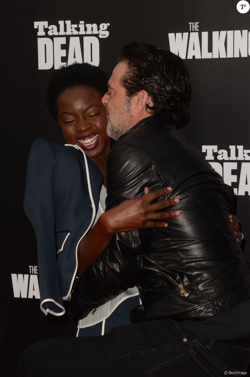 Danai Gurira Et Son Mari Danai Gurira, Jeffrey Dean Morgan lors de la première de ''The Walking  Dead'' à Hollywood, le 23 octobre 2016. - Purepeople