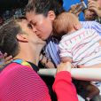 Nicole Johnson et Michael Phelps s'embrassent à Rio le 9 août 2016.