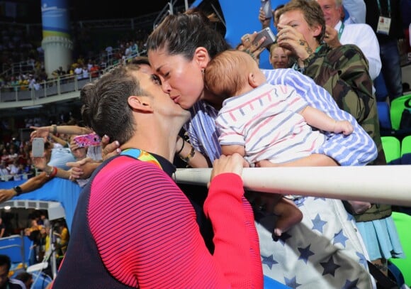 Nicole Johnson et Michael Phelps s'embrassent à Rio le 9 août 2016.