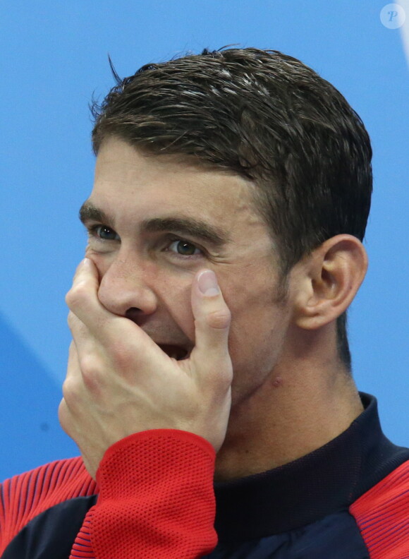 Michael Phelps et ses co-équipiers remportent une médaille d'or lors de l'épreuve de natation relais 4X100 aux Jeux Olympiques (JO) de Rio, le 13 août 2016.