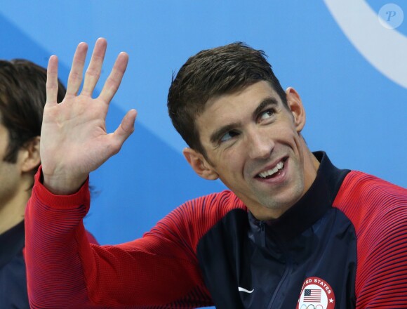 Michael Phelps et ses co-équipiers remportent une médaille d'or lors de l'épreuve de natation relais 4X100 aux Jeux Olympiques de Rio, le 13 août 2016.