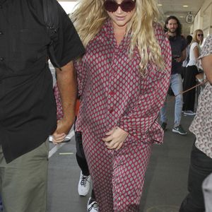 Kesha arrive à l'aéroport LAX de Los Angeles habillée d'un pyjama de soie le 16 septembre 2016. © CPA / Bestimage
