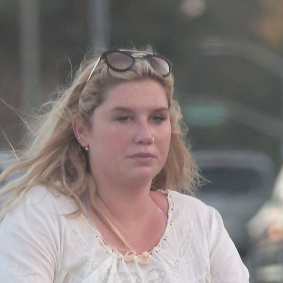 Exclusif - Kesha et son petit ami Brad Ashenfelter font du vélo et profitent d'une belle journée ensoleillée sur un plage à Los Angeles, le 8 septembre 2016 © CPA/Bestimage