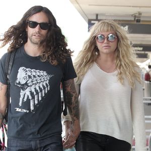Exclusif - Kesha et son compagnon Brad Ashenfelter arrivent à l'aéroport de LAX à Los Angeles pour prendre l’avion, le 3 aout 2016 © CPA/Bestimage