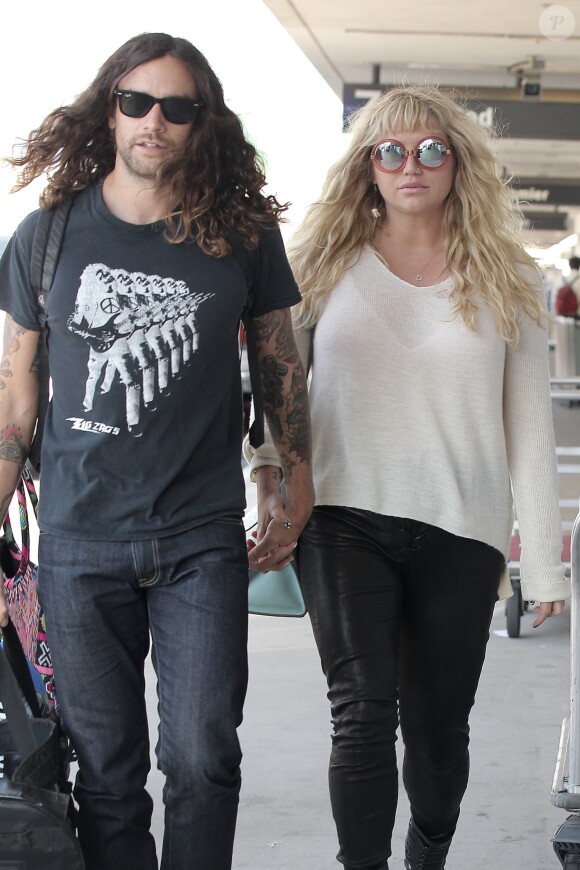 Exclusif - Kesha et son compagnon Brad Ashenfelter arrivent à l'aéroport de LAX à Los Angeles pour prendre l’avion, le 3 aout 2016 © CPA/Bestimage