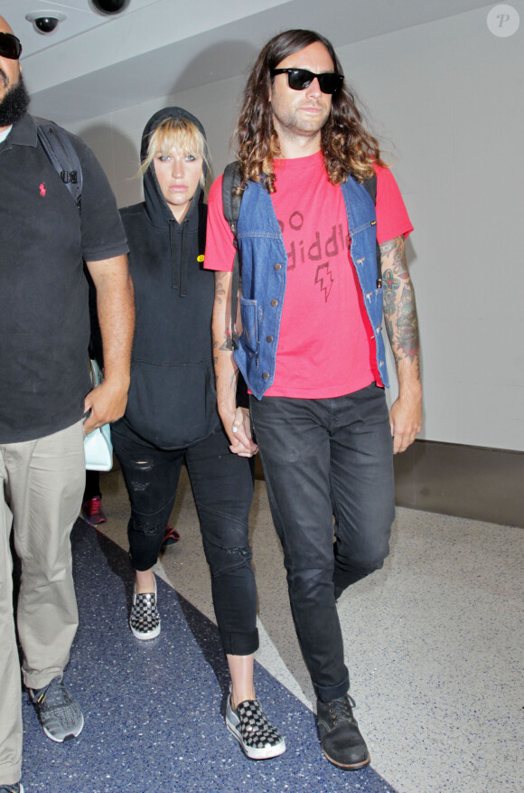 Kesha et son petit ami Brad Ashenfelter arrivent à l'aéroport de LAX à Los Angeles, le 25 juillet 2016