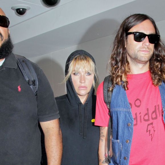 Kesha et son petit ami Brad Ashenfelter arrivent à l'aéroport de LAX à Los Angeles, le 25 juillet 2016