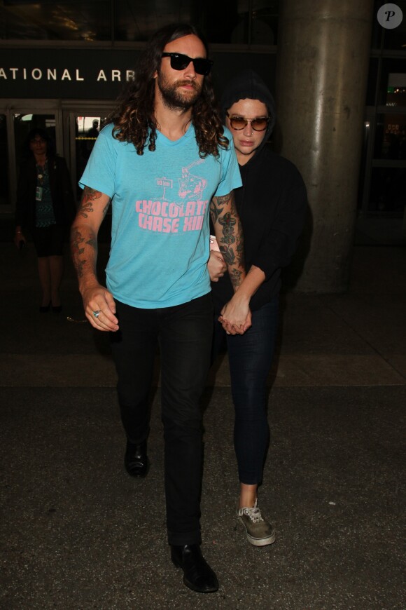 Kesha rentre de vacances avec son compagnon, à l'aéroport de Los Angeles, le 18 octobre 2016