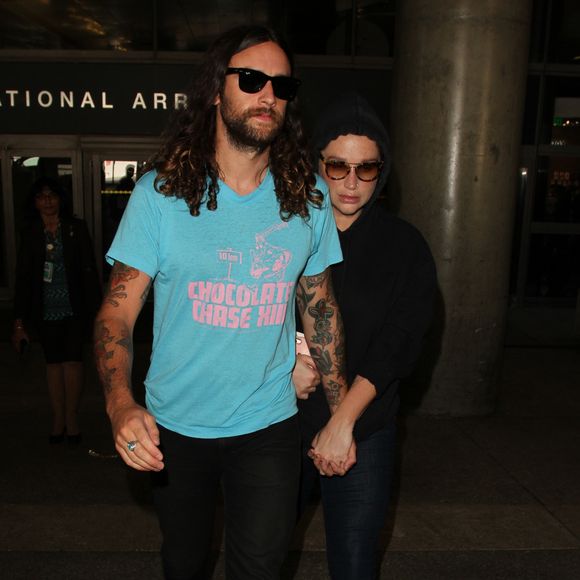 Kesha rentre de vacances avec son compagnon, à l'aéroport de Los Angeles, le 18 octobre 2016