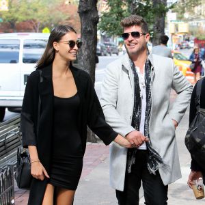 Exclusif - Robin Thicke se promène main dans la main avec sa petite amie April Love Geary dans les rues de New York. Les amoureux sont ensuite allés déjeuner au restaurant Bar Pitti. Le 17 octobre 2016