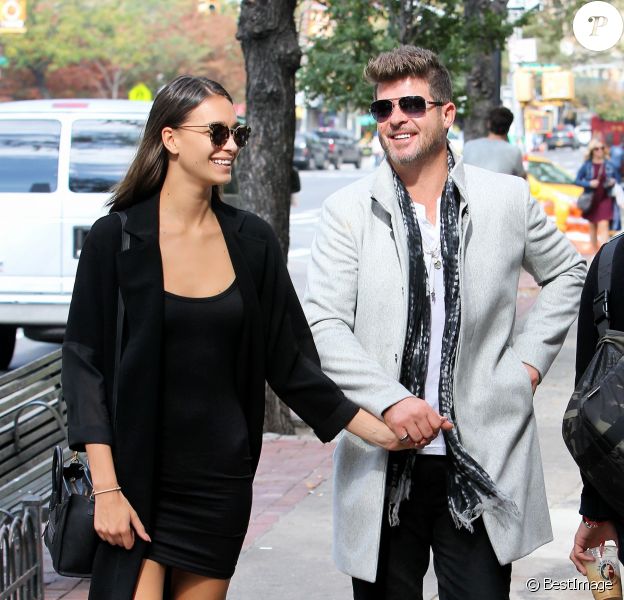 Exclusif - Robin Thicke se promène main dans la main avec sa petite amie April Love Geary dans les rues de New York. Les amoureux sont ensuite allés déjeuner au restaurant Bar Pitti. Le 17 octobre 2016
