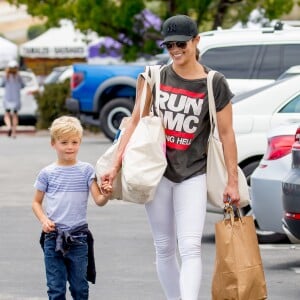 L'ex femme de Robin Thicke Paula Patton fait ses coures avec son fils Julian Thicke à Malibu le 15 mai 2016. © CPA / Bestimage