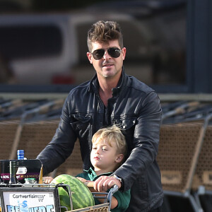 Exclusif - Robin Thicke laisse apparaitre ses fesses lorsqu'il charge ses courses dans sa voiture avec son fils Julian à Malibu le 3 novembre 2015.