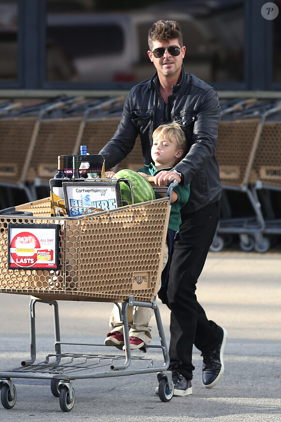 Exclusif - Robin Thicke laisse apparaitre ses fesses lorsqu'il charge ses courses dans sa voiture avec son fils Julian à Malibu le 3 novembre 2015.