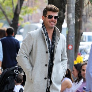 Exclusif - Robin Thicke se promène dans les rues de New York. Les amoureux sont ensuite allés déjeuner au restaurant Bar Pitti. Le 17 octobre 2016