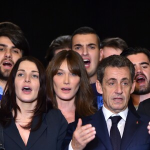 Nicolas Sarkozy et sa femme Carla Bruni-Sarkozy sur scène chantant la Marseillaise - Nicolas Sarkozy en meeting à la salle Vallier à Marseille pour la campagne des primaires de la droite et du centre en vue de l'élection présidentielle de 2017, le 27 octobre 2016. © Bruno Bébert/Bestimage