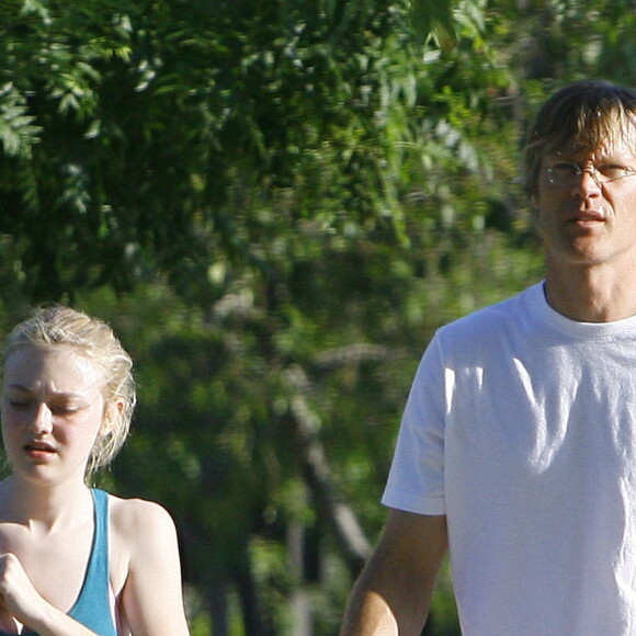 Dakota Fanning avec son père à Los Angeles, le 8 août 2009.