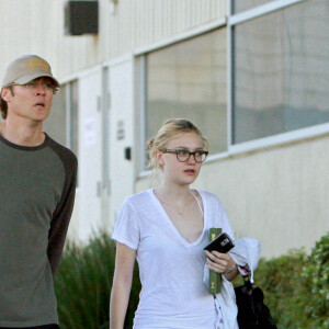 Dakota Fanning et son père Steve à Los Angeles, le 24 décembre 2009.