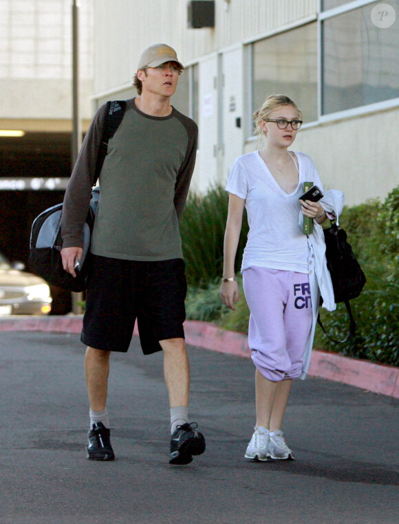 Dakota Fanning et son père Steve à Los Angeles, le 24 décembre 2009.