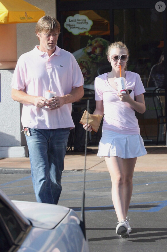 Dakota Fanning et son père à Los Angeles, le 6 août 2009.