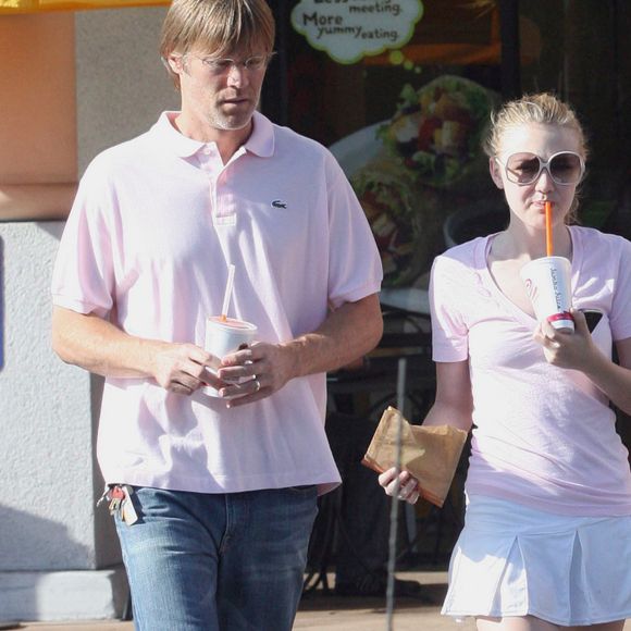 Dakota Fanning et son père à Los Angeles, le 6 août 2009.