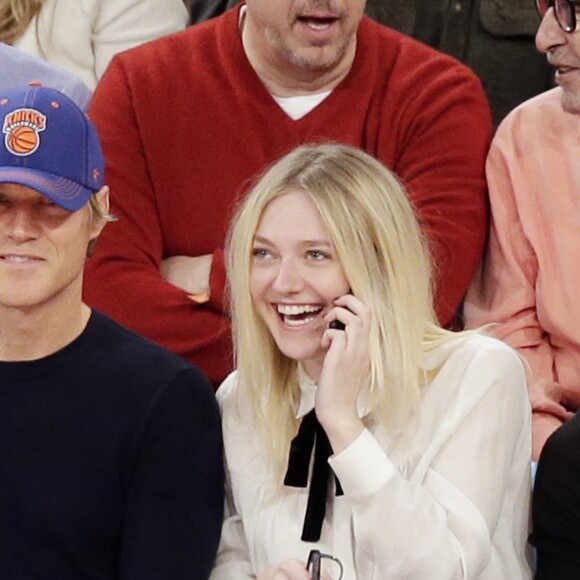 Dakota Fanning regarde les New York Knicks avec son père Steven au Madison Square Garden à New York le 30 novembre 2014.